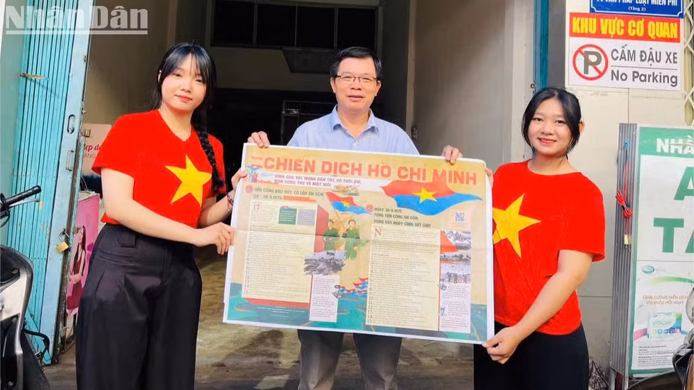 Đại diện Báo Nhân Dân tại Đắk Lắk tặng phụ san đặc biệt của Báo Nhân Dân kỷ niệm 50 năm Ngày giải phóng miền nam, thống nhất đất nước cho bạn đọc.