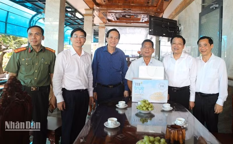 Trưởng Ban Nội chính Trung ương Phan Đình Trạc và Đoàn công tác thăm, tặng quà cho đồng chí Niê Thuật, nguyên Ủy viên Trung Đảng, nguyên Bí thư Tỉnh ủy Đắk Lắk.