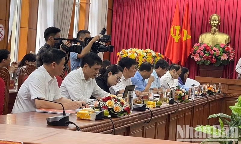 Các đại biểu Đoàn khảo sát Tiểu ban Điều lệ Đảng Đại hội XIV tại buổi làm việc. Các đại biểu Đoàn khảo sát Tiểu ban Điều lệ Đảng Đại hội XIV tại buổi làm việc.