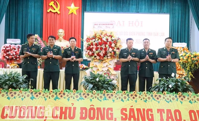 Bộ Tư lệnh Bộ đội Biên phòng tặng lẵng hoa chúc mừng đại hội. Bộ Tư lệnh Bộ đội Biên phòng tặng lẵng hoa chúc mừng đại hội.