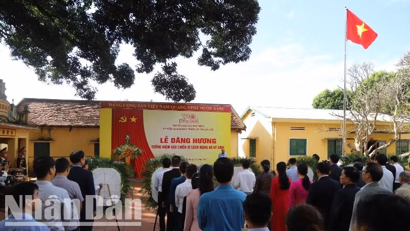 Các đại biểu dự lễ dâng hương tưởng niệm các chiến sĩ cách mạng đã hy sinh tại Di tích Quốc gia đặc biệt Nhà đày Buôn Ma Thuột.