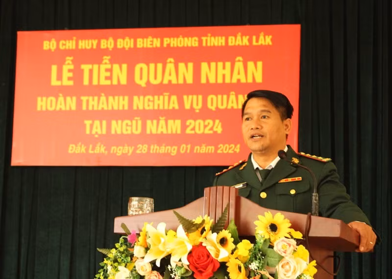 Thượng tá Rơ Lan Ngân, Phó Chính ủy Bộ đội Biên phòng tỉnh Đắk Lắk phát biểu tại buổi lễ. Ảnh: Việt Đức