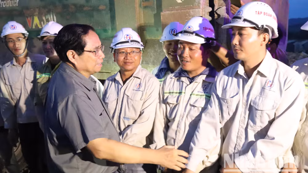 Thủ tướng ân cần thăm hỏi đời sống và sinh hoạt của cán bộ, kỹ sư nhà thầu thi công Tập đoàn Sơn Hải.