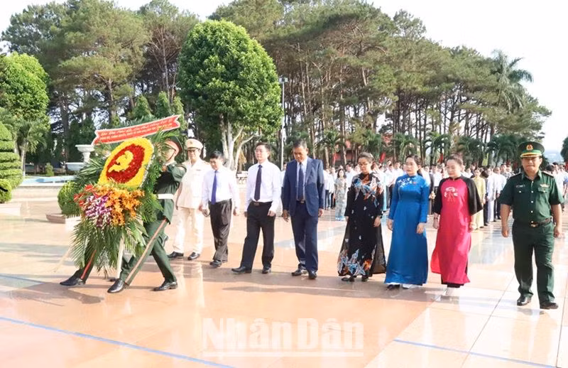 Các đồng chí lãnh đạo tỉnh Đắk Lắk dâng hoa tưởng nhớ các anh hùng liệt sĩ tại Nghĩa trang liệt sĩ tỉnh Đắk Lắk. Các đồng chí lãnh đạo tỉnh Đắk Lắk dâng hoa tưởng nhớ các anh hùng liệt sĩ tại Nghĩa trang liệt sĩ tỉnh Đắk Lắk.