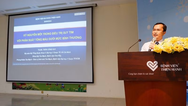 Bác sĩ Trần Công Duy, Khoa Nội tim mạch, Bệnh viện Chợ Rẫy Thành phố Hồ Chí Minh trình bày tham luận tại hội thảo.
