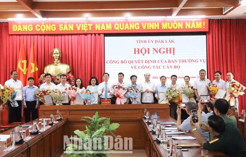 Các đồng chí lãnh đạo Tỉnh ủy Đắk Lắk trao quyết định và tặng hoa chúc mừng các đồng chí được điều động, luân chuyển và bổ nhiệm đợt này. Các đồng chí lãnh đạo Tỉnh ủy Đắk Lắk trao quyết định và tặng hoa chúc mừng các đồng chí được điều động, luân chuyển và bổ nhiệm đợt này.