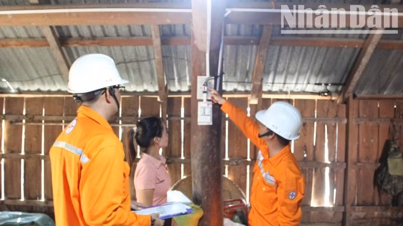 Công nhân Công ty Điện lực Krông Bông hướng dẫn người dân sử dụng điện an toàn. Công nhân Công ty Điện lực Krông Bông hướng dẫn người dân sử dụng điện an toàn.