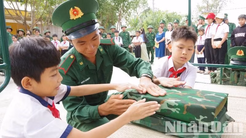 Các em học sinh trải nghiệm sắp xếp nội vụ. Các em học sinh trải nghiệm sắp xếp nội vụ.