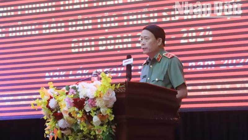 Trung tướng Lê Quốc Hùng, Thứ trưởng Công an, Trưởng Ban Chỉ đạo thực hiện Phong trào toàn dân bảo vệ an ninh Tổ quốc Trung ương phát biểu tại hội nghị. Trung tướng Lê Quốc Hùng, Thứ trưởng Công an, Trưởng Ban Chỉ đạo thực hiện Phong trào toàn dân bảo vệ an ninh Tổ quốc Trung ương phát biểu tại hội nghị.