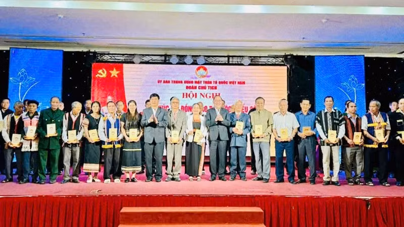 Phó Chủ tịch Ủy ban Trung ương Mặt trận Tổ quốc Việt Nam Hoàng Công Thủy tặng quà cho các đại biểu dự Hội nghị. Phó Chủ tịch Ủy ban Trung ương Mặt trận Tổ quốc Việt Nam Hoàng Công Thủy tặng quà cho các đại biểu dự Hội nghị.