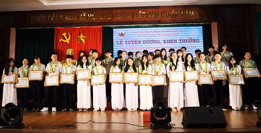Các em học sinh có thành tích xuất sắc tại kỳ thi chọn học sinh giỏi Trung học phổ thông cấp quốc gia năm 2022-2023 nhận Bằng khen của Bộ Giáo dục và Đào tạo và Ủy ban nhân dân tỉnh Đắk Lắk.