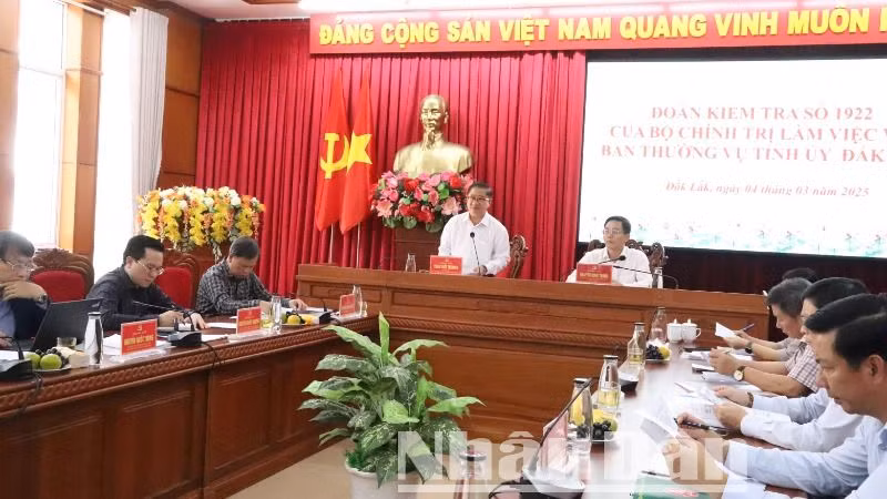 Đồng chí Trần Việt Trường, Phó Chủ tịch Ủy ban Trung ương Mặt trận Tổ quốc Việt Nam, Phó Trưởng đoàn Thường trực Đoàn kiểm tra của Bộ Chính trị, phát biểu chỉ đạo tại buổi làm việc với Ban Thường vụ Tỉnh ủy Đắk Lắk. Đồng chí Trần Việt Trường, Phó Chủ tịch Ủy ban Trung ương Mặt trận Tổ quốc Việt Nam, Phó Trưởng đoàn Thường trực Đoàn kiểm tra của Bộ Chính trị, phát biểu chỉ đạo tại buổi làm việc với Ban Thường vụ Tỉnh ủy Đắk Lắk.