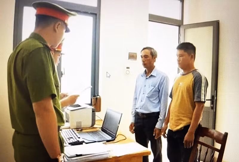 Cơ quan cảnh sát điều tra Công an huyện Krông Pắc tống đạt quyết định khởi tố bị can đối với Nguyễn Hồng Trường và Đoàn Hồng Trí.