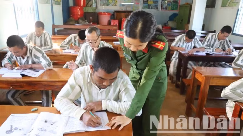 Các phạm nhân ở Trại giam Đắk Trung được học văn hóa, xóa mù chữ. Các phạm nhân ở Trại giam Đắk Trung được học văn hóa, xóa mù chữ.