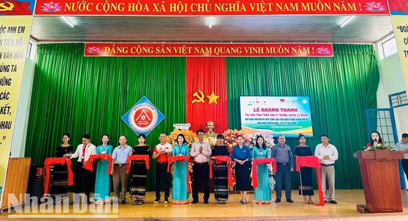 Các đại biểu cắt băng khánh thành 3 thư viện thân thiện hỗ trợ các trường học trên địa bàn huyện Cư M'gar, tỉnh Đắk Lắk.