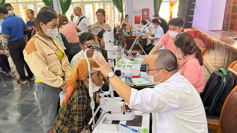 Một phụ nữ đã lớn tuổi người dân tộc thiểu số được khám bệnh về mắt tại chương trình.