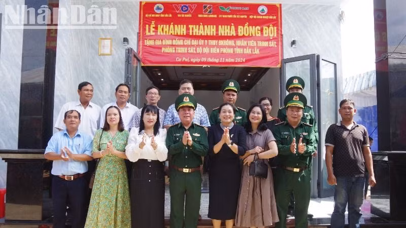 Lãnh đạo Bộ Chỉ huy Bộ đội Biên phòng tỉnh Đắk Lắk và các đơn vị tài trợ chung vui cùng gia đình đại úy Y Thuy Bkrông.