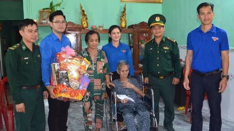 Đoàn công tác đến thăm, động viên và tặng quà Mẹ Việt Nam Anh hùng Nguyễn Thị Xuân.