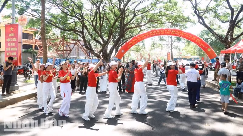 Chương trình âm nhạc đường phố trên đường Phan Đình Giót, thành phố Buôn Ma Thuột chào mừng kỷ niệm 50 năm Ngày giải phóng miền nam, thống nhất đất nước. Chương trình âm nhạc đường phố trên đường Phan Đình Giót, thành phố Buôn Ma Thuột chào mừng kỷ niệm 50 năm Ngày giải phóng miền nam, thống nhất đất nước.