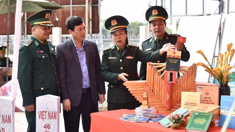 Các đại biểu thăm quan trạm văn học nghệ thuật về đề tài truyền thống cách mạng anh hùng của cán bộ, chiến sĩ Bộ đội Biên phòng tỉnh chào mừng Ngày Truyền thống của đơn vị. Các đại biểu thăm quan trạm văn học nghệ thuật về đề tài truyền thống cách mạng anh hùng của cán bộ, chiến sĩ Bộ đội Biên phòng tỉnh chào mừng Ngày Truyền thống của đơn vị.