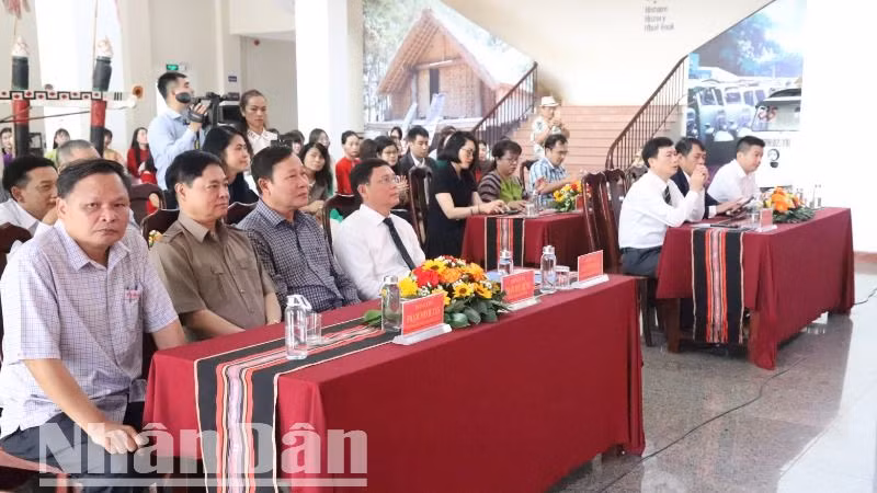 Các đại biểu dự khai mạc triển lãm.