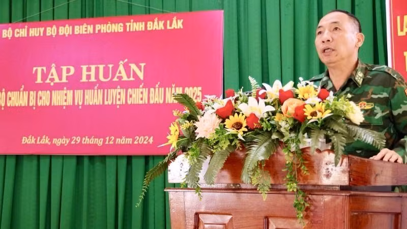 Đại tá Nguyễn Công Tuấn, Phó Chỉ huy trưởng kiêm Tham mưu trưởng Bộ đội Biên phòng tỉnh Đắk Lắk phát biểu chỉ đạo tại tập huấn.