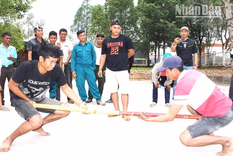Hội thi đẩy gậy trong Ngày hội Biên phòng toàn dân, tạo không khí vui tươi, sôi nổi, đoàn kết, thắm tình quân-dân. Hội thi đẩy gậy trong Ngày hội Biên phòng toàn dân, tạo không khí vui tươi, sôi nổi, đoàn kết, thắm tình quân-dân.