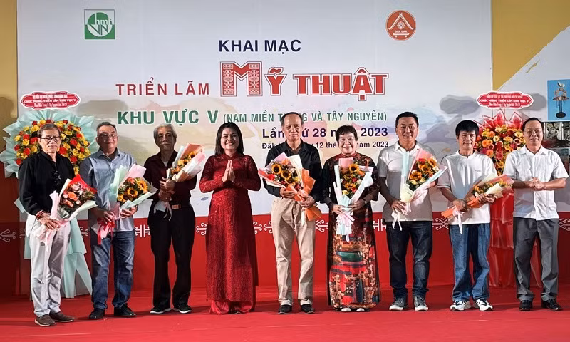 Lãnh đạo tỉnh Đắk Lắk tặng hoa chúc mừng Hội đồng nghệ thuật triển lãm. Lãnh đạo tỉnh Đắk Lắk tặng hoa chúc mừng Hội đồng nghệ thuật triển lãm.