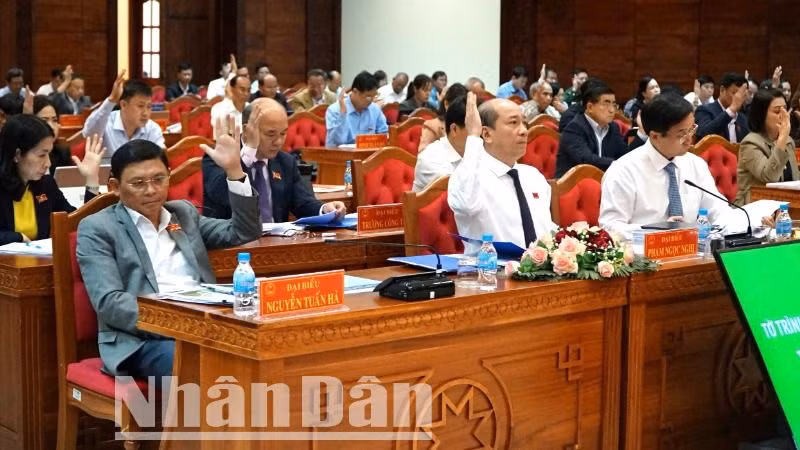 Các đại biểu thông qua Nghị quyết thành lập các sở mới thuộc Ủy ban nhân dân tỉnh Đắk Lắk.