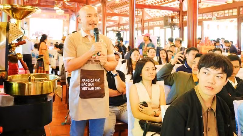 Một người yêu và đam mê cà-phê đặt câu hỏi với các diễn giả.