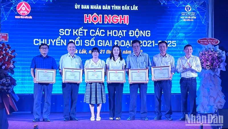 Ủy ban nhân dân tỉnh Đắk Lắk khen thưởng cho các tập thể có thành tích xuất sắc trong hoạt động chuyển đổi số giai đoạn 2021-2023. Ủy ban nhân dân tỉnh Đắk Lắk khen thưởng cho các tập thể có thành tích xuất sắc trong hoạt động chuyển đổi số giai đoạn 2021-2023.