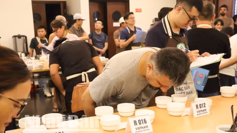 Một du khách nước ngoài trải nghiệm cà-phê đặc sản.