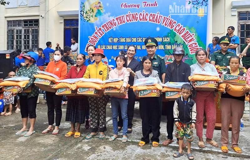 Đại diện Đồn Biên phòng Yok Đôn và các đơn vị trao tặng quà cho các gia đình có hoàn cảnh khó khăn tại xã Krông Na, huyện Buôn Đôn.