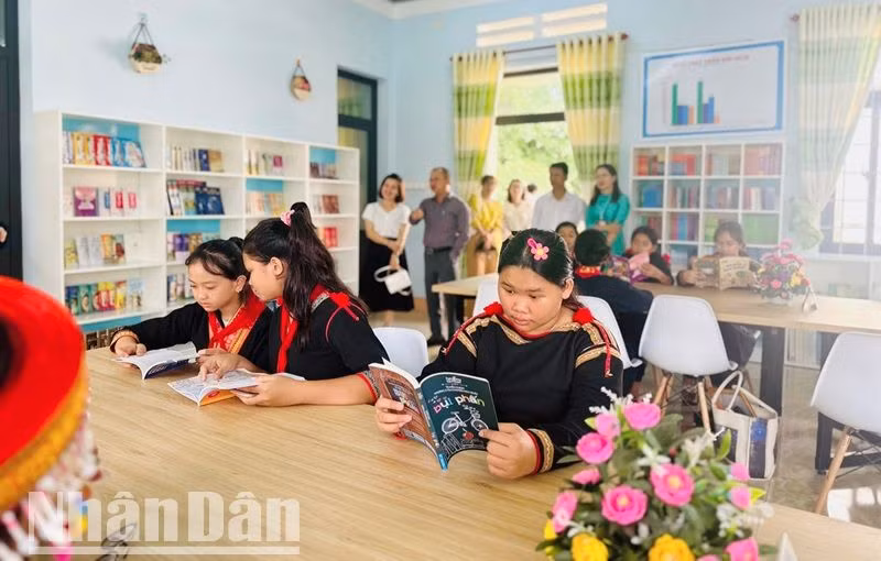 Các em học sinh đến thư viện thân thiện đọc sách. Các em học sinh đến thư viện thân thiện đọc sách.