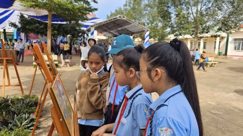 Các em học sinh thăm quan tranh vẽ trong hội thi “Em yêu biển, đảo Việt Nam”.