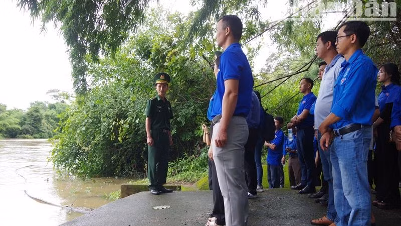 Cán bộ, giáo viên làm công tác Đoàn thăm, tìm hiểu về Di tích lịch sử quốc gia đặc biệt Bến phà vượt sông Sêrêpốk. Cán bộ, giáo viên làm công tác Đoàn thăm, tìm hiểu về Di tích lịch sử quốc gia đặc biệt Bến phà vượt sông Sêrêpốk.