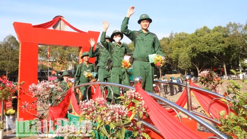 Các thanh niên thành phố Buôn Ma Thuột hăng hái lên đường nhập ngũ.