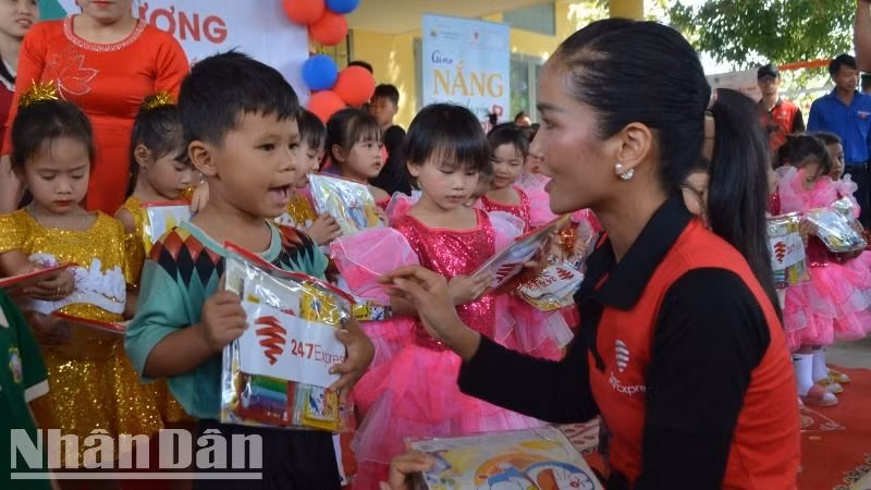 Hoa hậu H’Hen Niê tặng quà các em học sinh. Hoa hậu H’Hen Niê tặng quà các em học sinh.