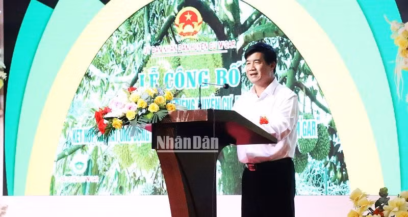Phó chủ tịch Ủy ban nhân dân tỉnh Đắk Lắk Nguyễn Thiên Văn phát biểu tại buổi lễ. Phó chủ tịch Ủy ban nhân dân tỉnh Đắk Lắk Nguyễn Thiên Văn phát biểu tại buổi lễ.