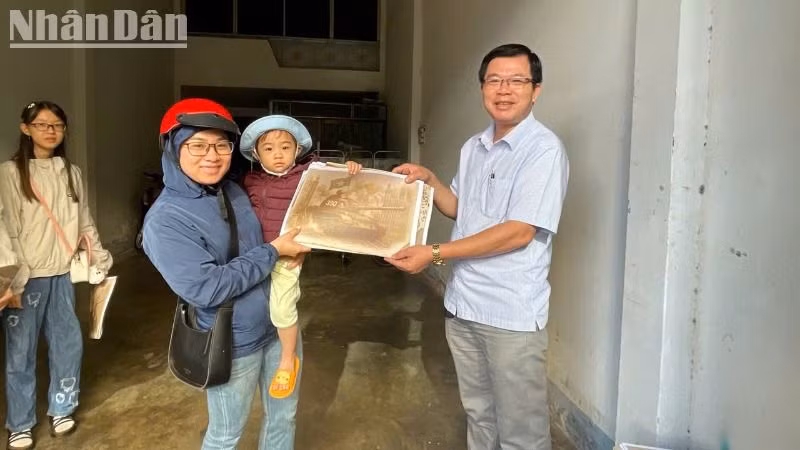 Một phụ nữ bế con nhỏ cũng tranh thủ đến Văn phòng đại diện Báo Nhân Dân tại Đắk Lắk để nhận phụ san đặc biệt. Một phụ nữ bế con nhỏ cũng tranh thủ đến Văn phòng đại diện Báo Nhân Dân tại Đắk Lắk để nhận phụ san đặc biệt.