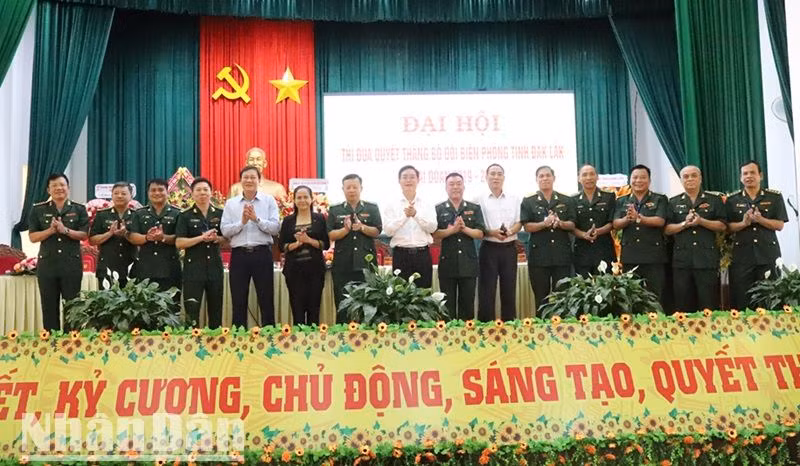 Các đồng chí lãnh đạo tỉnh Đắk Lắk và Bộ Tư lệnh Bộ đội Biên phòng chụp hình lưu niệm với các đại biểu dự Đại hội thi đua quyết thắng Bộ đội Biên phòng tỉnh Đắk Lắk giai đoạn 2019-2024. Các đồng chí lãnh đạo tỉnh Đắk Lắk và Bộ Tư lệnh Bộ đội Biên phòng chụp hình lưu niệm với các đại biểu dự Đại hội thi đua quyết thắng Bộ đội Biên phòng tỉnh Đắk Lắk giai đoạn 2019-2024.