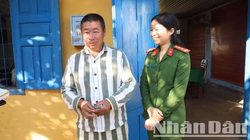 Giám thị, cán bộ, quản giáo Trại giam Đắk Trung luôn gần gũi, động viên, giáo dục giúp các phạm nhân yên tâm cải tạo tốt, sớm trở về hòa nhập với gia đình và xã hội. Giám thị, cán bộ, quản giáo Trại giam Đắk Trung luôn gần gũi, động viên, giáo dục giúp các phạm nhân yên tâm cải tạo tốt, sớm trở về hòa nhập với gia đình và xã hội.