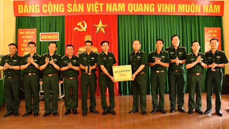 Trung tướng Nguyễn Anh Tuấn và Đoàn công tác tặng quà cán bộ chiến sĩ Đồn Biên phòng Sêrêpốk.