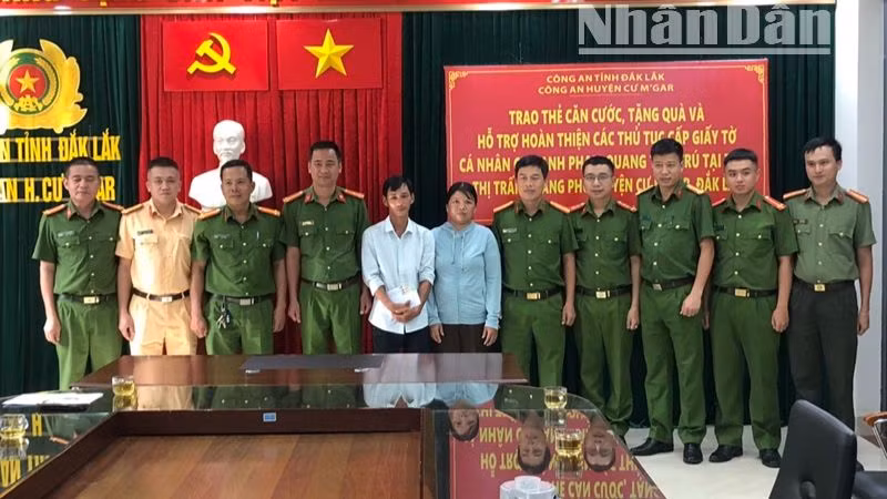 Lãnh đạo Công an huyện Cư M'gar và các đơn vị trực thuộc với vợ chồng anh Phạm Quang Tèo tại buổi trao thẻ căn cước. Lãnh đạo Công an huyện Cư M'gar và các đơn vị trực thuộc với vợ chồng anh Phạm Quang Tèo tại buổi trao thẻ căn cước.
