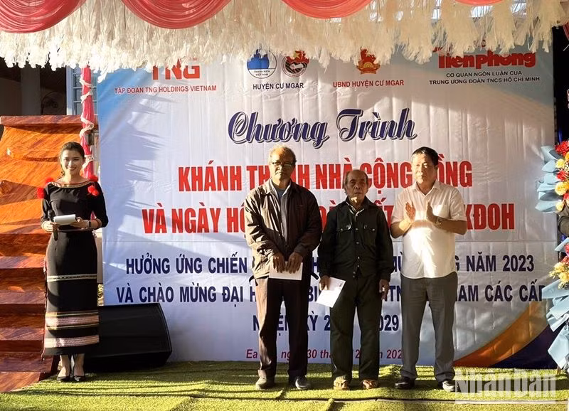 Và tặng quà cho các già làng của buôn Kđoh. Và tặng quà cho các già làng của buôn Kđoh.