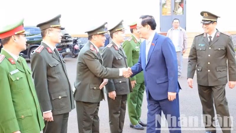 Phó Chủ tịch Quốc hội Trần Quang Phương đến thăm, chúc Tết Công an tỉnh Đắk Lắk. Phó Chủ tịch Quốc hội Trần Quang Phương đến thăm, chúc Tết Công an tỉnh Đắk Lắk.