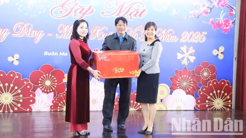 Đồng chí Nguyễn Thị Thu Nguyệt, Phó trưởng đoàn chuyên trách, phụ trách Đoàn Đại biểu Quốc hội tỉnh Đắk Lắk tặng quà cho Liên đoàn Lao động tỉnh.