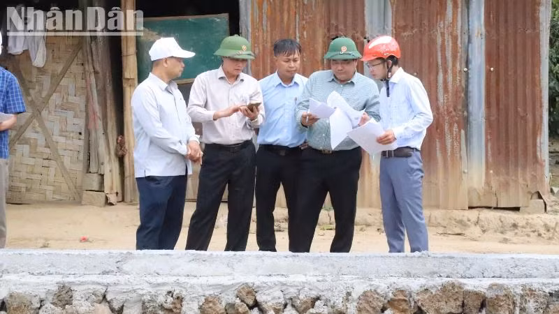 Bí thư Huyện ủy Lắk Nguyễn Văn Long (người đứng thứ 2 từ phải sang) trực tiếp kiểm tra, tháo gỡ khó khăn, vướng mắc trong quá trình xây dựng nhà cho hộ nghèo. Bí thư Huyện ủy Lắk Nguyễn Văn Long (người đứng thứ 2 từ phải sang) trực tiếp kiểm tra, tháo gỡ khó khăn, vướng mắc trong quá trình xây dựng nhà cho hộ nghèo.