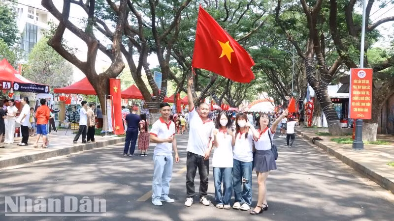 Các bạn trẻ thể tự hào dân tộc trong ngày lễ kỷ niệm 50 năm Ngày giải phóng miền nam, thống nhất đất nước. Các bạn trẻ thể tự hào dân tộc trong ngày lễ kỷ niệm 50 năm Ngày giải phóng miền nam, thống nhất đất nước.