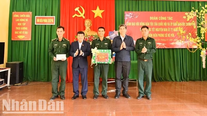 Đồng chí Y Thanh Hà Niê Kđăm và đồng chí đồng chí Y Vinh Tơr tặng quà cán bộ, chiến sĩ Đồn Biên phòng Sêrêpốk.